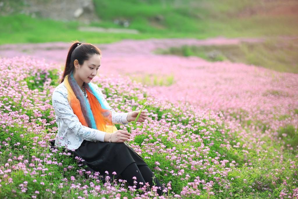 许纯探秘伦敦舒适美学,演绎红豆舒适男装